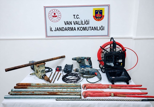Van Çaldıran'da kaçak kazı yapan 2 şüpheli suçüstü yakalandı, kazı ekipmanı bulundu