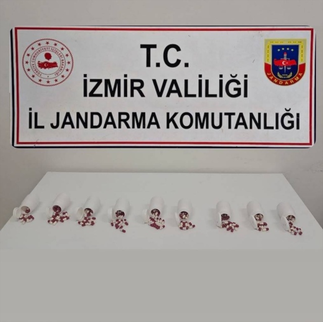 İzmir Seferihisar'da operasyonda 563 uyuşturucu hap ele geçirildi, 2 zanlı tutuklandı