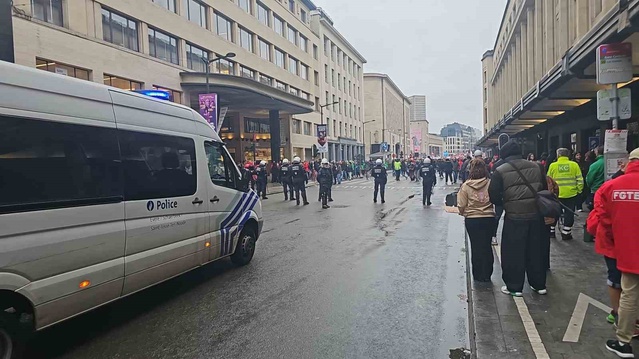 10 milyar euroluk kemer sıkma planına karşı Brüksel'de gençler polise taş attı