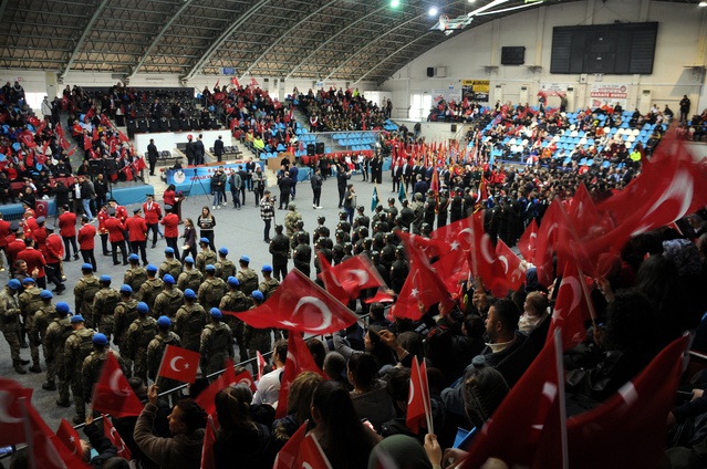 Trakya'da Cumhuriyet Bayramı hava muhalefeti nedeniyle spor salonlarında kutlandı