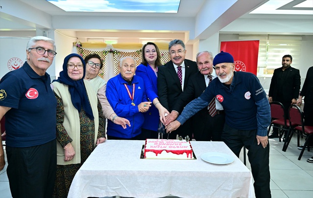 Eskişehir Valisi Yılmaz, huzurevi sakinlerine 'Sizleri çok seviyoruz' dedi