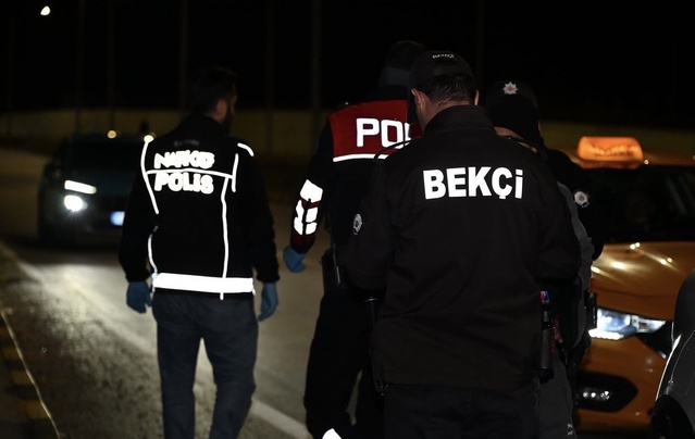 Çankırı'da polis, KYK yurtları çevresinde şüpheli şahıslara kimlik kontrolü yaptı