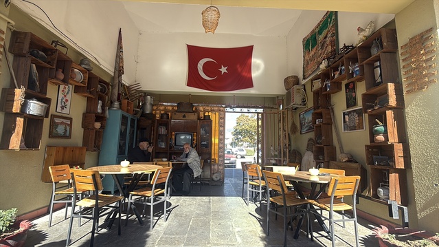 Ahmet Duman, Erzincan'da 10 yılda topladığı antikalarla çay ocağını müzeye çevirdi