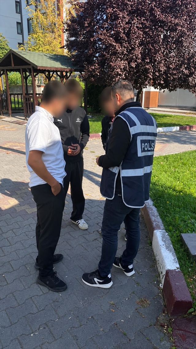 Tokat polisi okul çevreleri ve öğrenci servisi araçlarını denetliyor