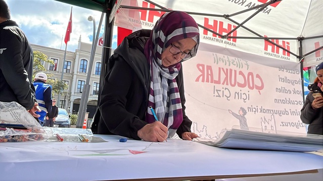 Bolu'da İHH etkinliğinde Filistinli çocuklar dev tuvale barış resmi çizdi