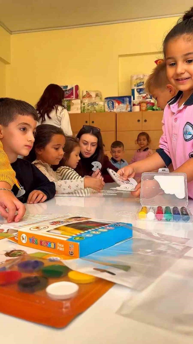 Manisa Sarıgöl'de üniversiteli kız öğrenciler miniklerle oyun oynayıp yüz boyadı