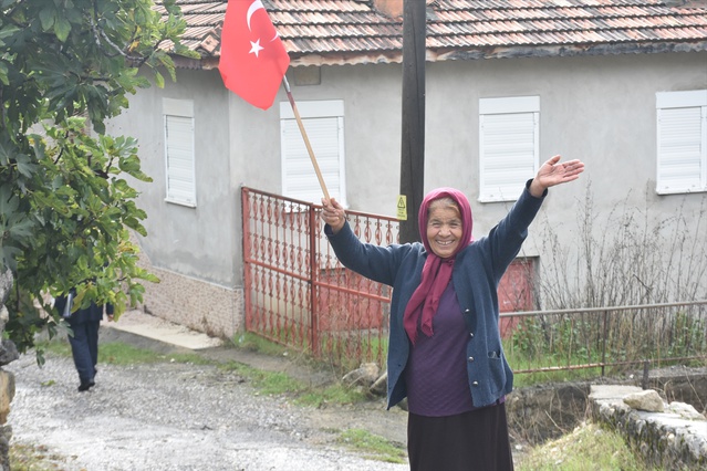 Antalya Gündoğmuş'ta mahalle sakinleri 29 Ekim'i 2002'de kapanan okul önünde kutladı