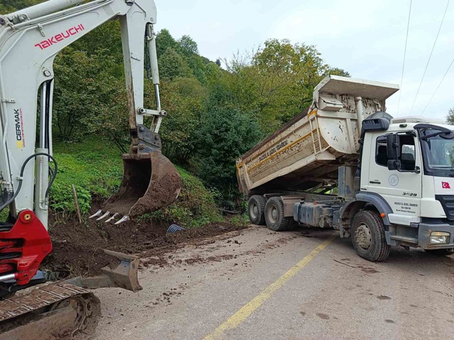 Düzce İl Özel İdaresi, Gölyaka'da köy yolu için beton V kanal yapıyor