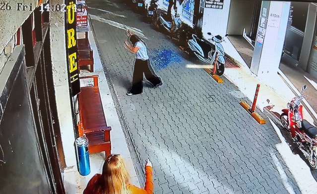 Silifke'de sokakta sohbet eden kadının hemen yanına cam düştü: Yara almadan kurtuldu