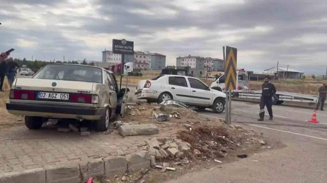 Adıyaman Kahta'da iki otomobil kafa kafaya çarpıştı, 5 kişi yaralandı