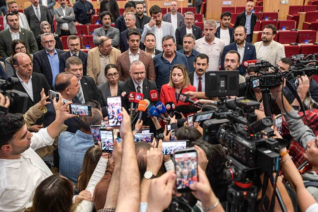 İzmir Büyükşehir Meclisi, Yeni Parti katılmayınca İZBAN'da 90 dakikayı görüşemedi