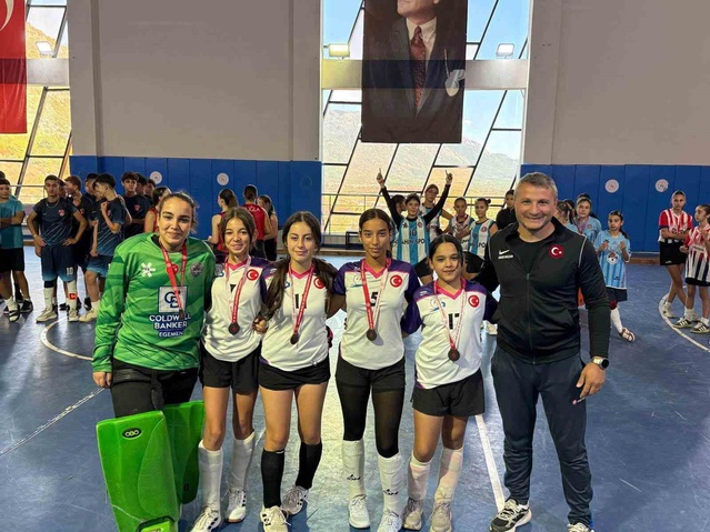 Muğla'da hokey turnuvasında 9 takım Cumhuriyet coşkusunu sahaya taşıdı
