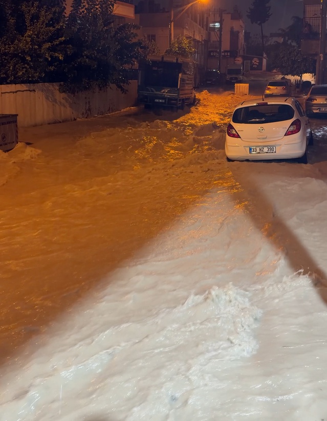 Mersin'de sağanak sonrası caddeler göle döndü, sürücüler yolda kaldı