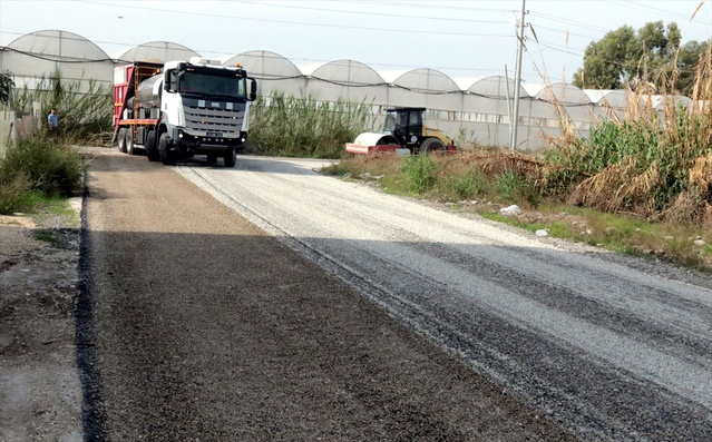 Akdeniz Belediyesi Fen İşleri ekipleri Camili ve Kazanlı'da yol yeniledi