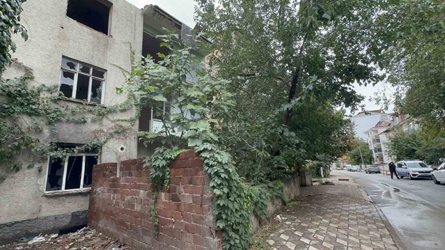 Elazığ'ın Kültür Mahallesi'nde metruk binada çıkan yangın söndürüldü, can kaybı yok