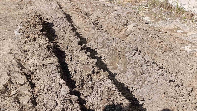 Tekirdağ Süleymanpaşa'da mahalleli 3 yıldır çözülemeyen yola pankartla tepki gösterdi