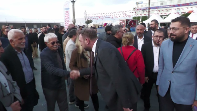 İzmir'de CHP'liler Cumhuriyet'in 103. yıl dönümünde Atatürk Anıtı'na çelenk sundu
