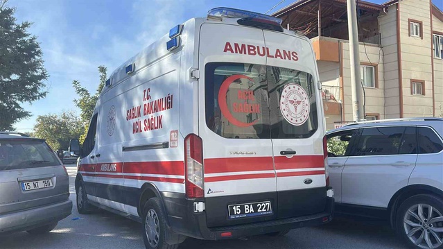 Burdur'da okuldan çıkarken otomobilin çarptığı 8 yaşındaki çocuk hastaneye kaldırıldı
