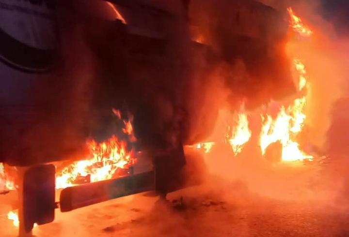 Anadolu Otoyolu’nda korkutan yangın: TIR’ın dorsesi yandı
