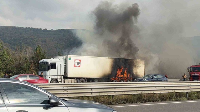 Bolu Dağı Tüneli çıkışında çekirdek yüklü tır yangını yaklaşık 30 dakikada söndürüldü