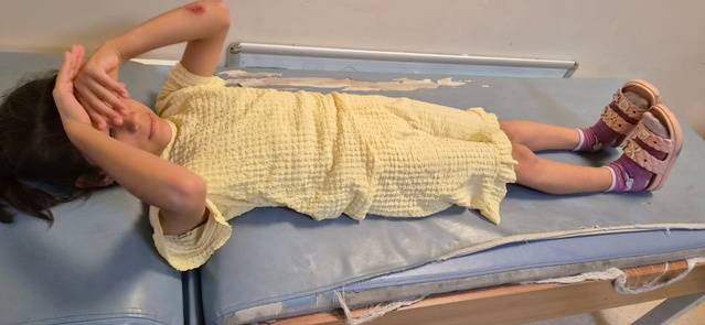 Adana Seyhan'da kapatılmayan çukura düşen elektrikli bisiklette baba ve kızı yaralandı