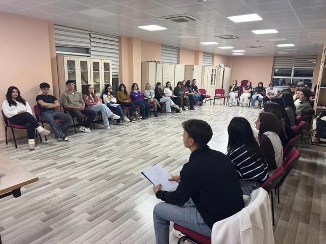 Muğla Menteşe'de gönüllü gençler Gençlik Merkezi'nde fikir alışverişinde bulundu