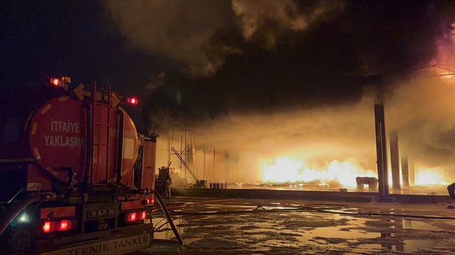 Bursa İznik'te soğuk hava deposundaki yangına itfaiye ekipleri müdahale ediyor