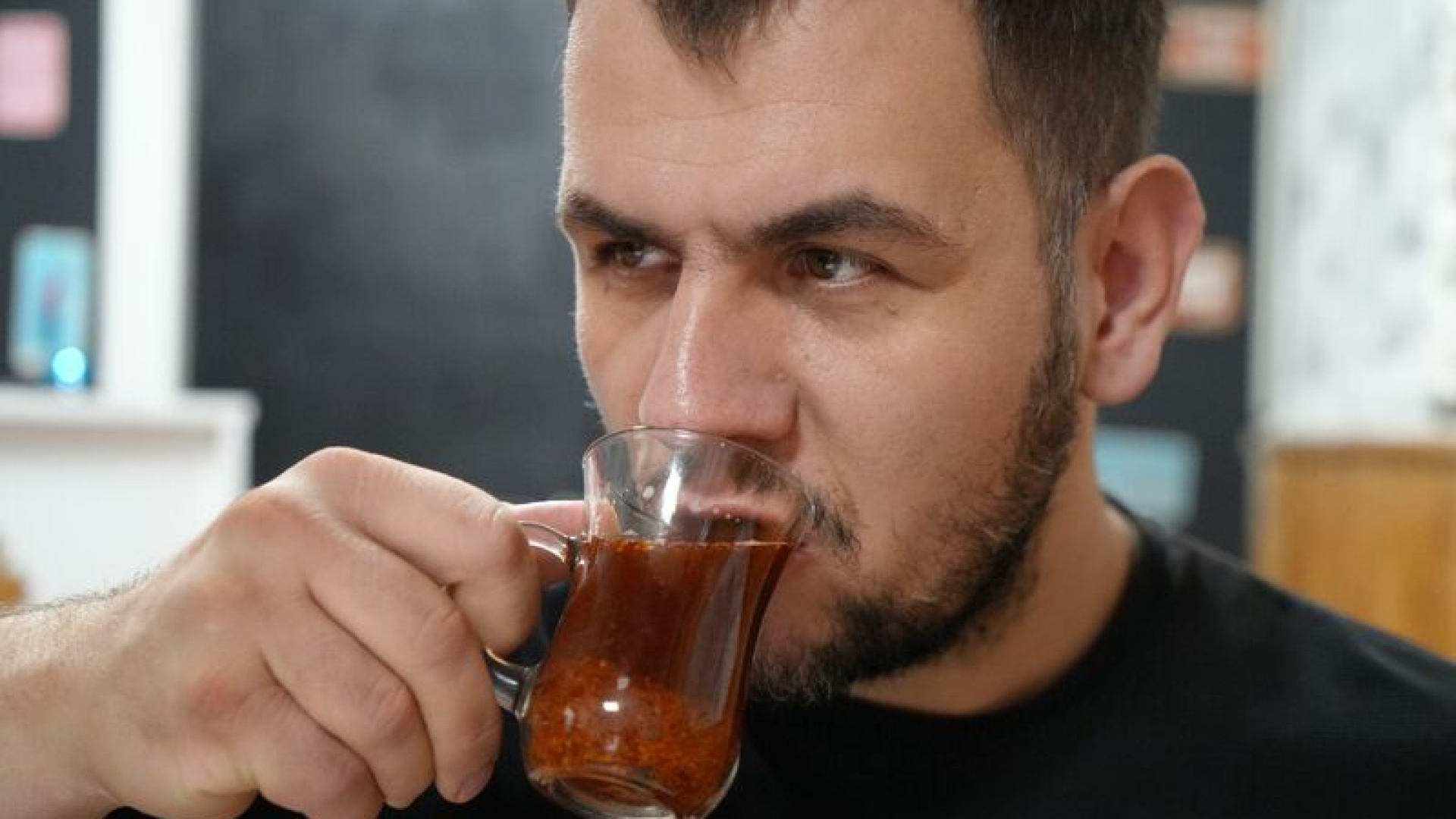 Acısız günü yok! Çaya da tatlıya da atıyor