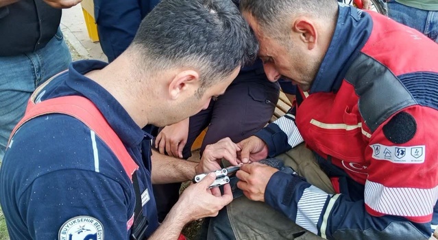 Balık misinasına dolanan güvercin İskenderun'da itfaiye ekiplerince kurtarıldı