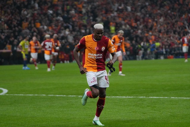 Galatasaray, Fenerbahçe derbisinde ilk yarıyı Osimhen'in golleriyle 2-0 önde bitirdi