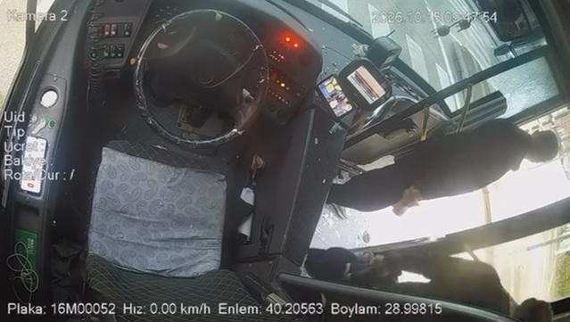Bursa Nilüfer'de özel halk otobüsünün camını yumrukla kıran yaya kaçtı