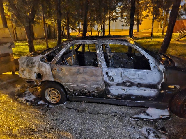 Antakya'da park halindeki otomobil alev aldı, yangın itfaiye ekiplerince söndürüldü