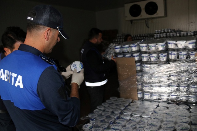Van Edremit'te zabıta denetiminde bozuk 860 koli ayran atık merkezinde imha edildi