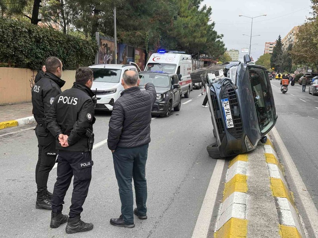 Beylikdüzü'nde iki araç çarpıştı, yan yatan araçtan sürücü vatandaşlarca çıkarıldı