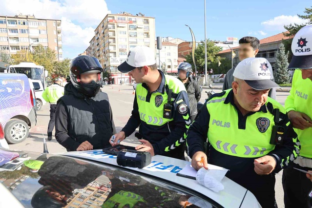 Elazığ'da motosiklet sürücüleri denetlendi, kurallara uymayanlara ceza kesildi