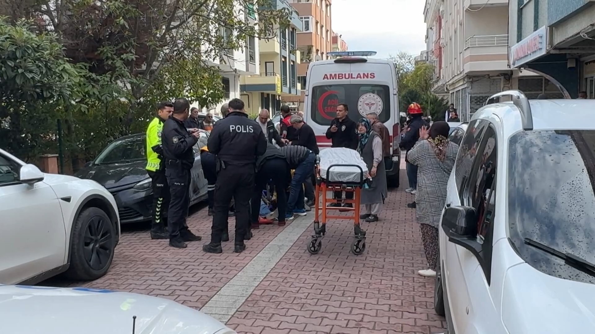 Avcılar'da yol verme tartışması. 3 kişiye aracıyla çarptı, 4 gözaltı var
