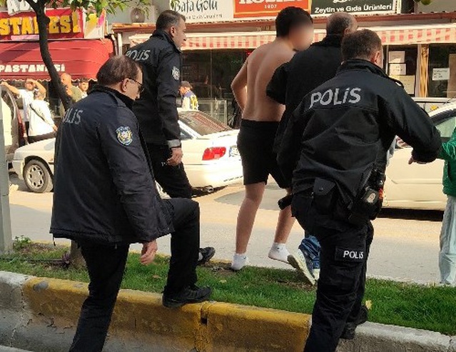 Kuşadası'nda bıçaklarla koşan genç, biber gazıyla durdurulup gözaltına alındı