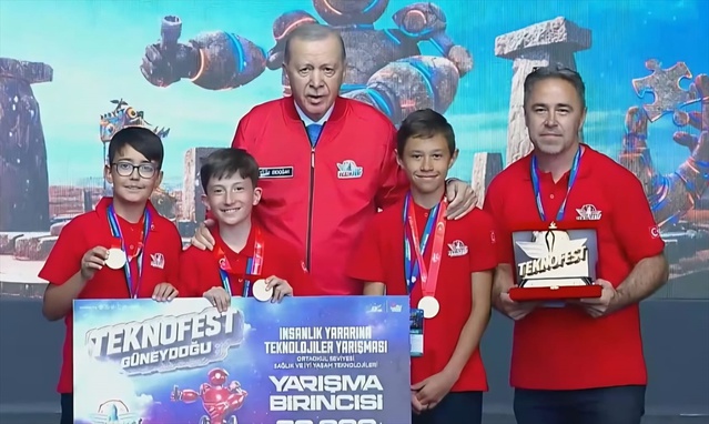 Çorumlu öğrenciler TEKNOFEST'teki Türkiye birinciliği ödülünü Cumhurbaşkanı Erdoğan'ın elinden aldı