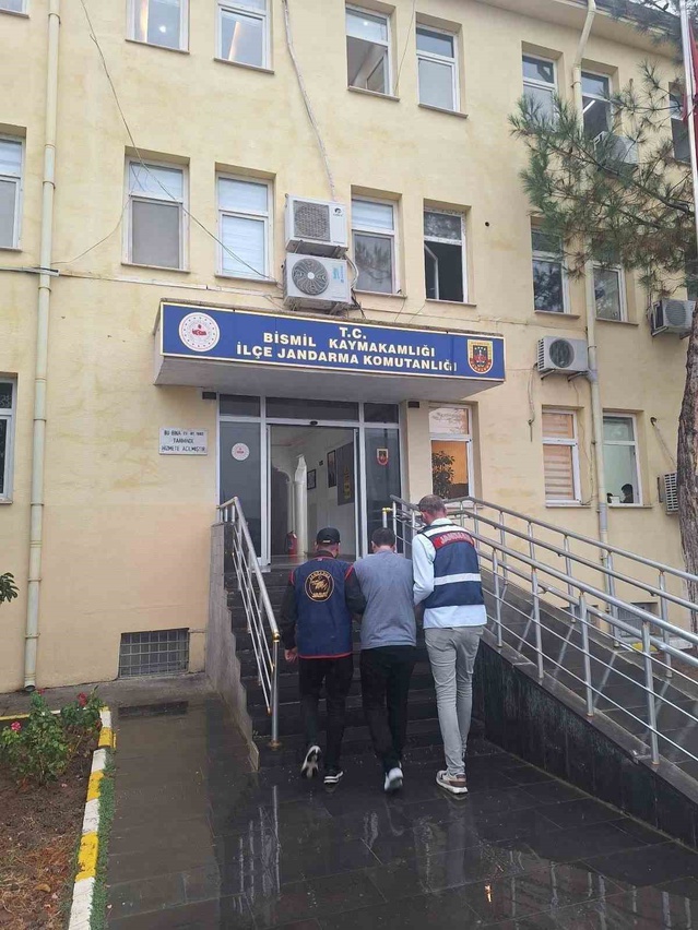 Jandarma, Diyarbakır Bismil'de 29 yıl 5 ay kesinleşmiş hapis cezası olan şahısı yakaladı