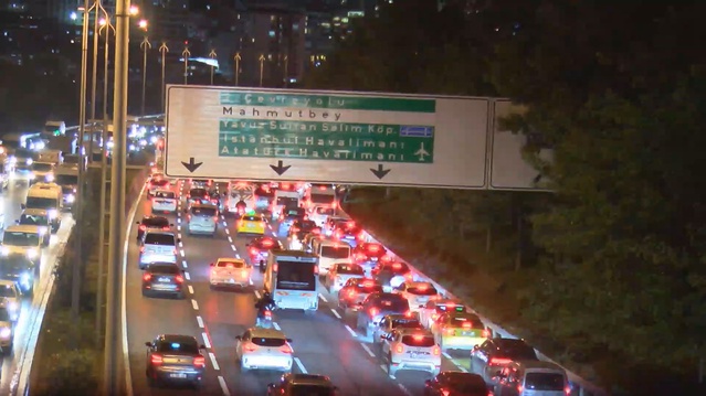 İstanbul'da yağış akşam trafiğini etkiledi, yoğunluk yüzde 89'a ulaştı