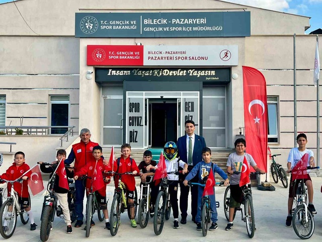 Bilecik Pazaryeri'nde Cumhuriyet'in 103. yılı için bisiklet turu düzenlendi