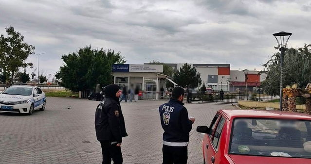 Afyonkarahisar'da polis, okul çevresi ve parklarda 326 kişiyi sorguladı