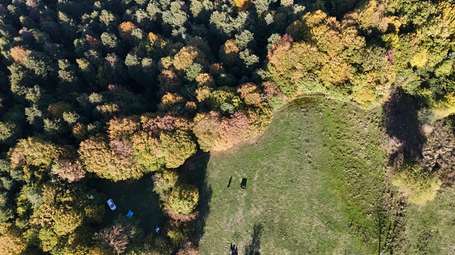 Bolu'da ağaçlar sarı-kahverengiye döndü, Gölcük yolunda manzara dronla görüntülendi.