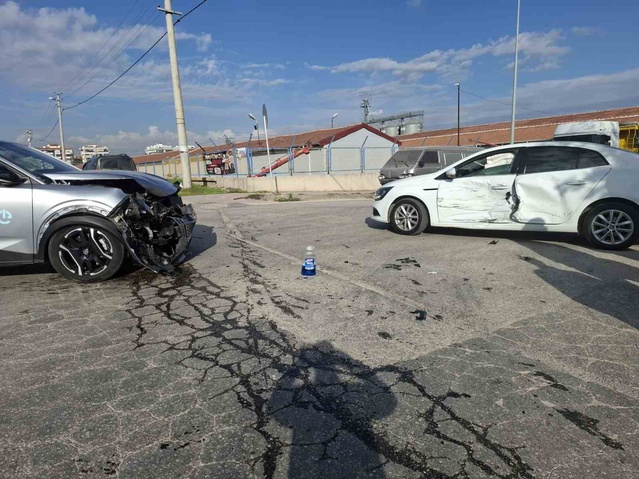 Eskişehir'de iki aracın çarpışmasında ağır hasar oluştu, muhtar tümsek ve ayna istedi