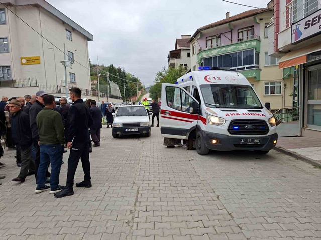 Kastamonu Hanönü'de halk pazarında otomobilin çarptığı kadın bacağından yaralandı