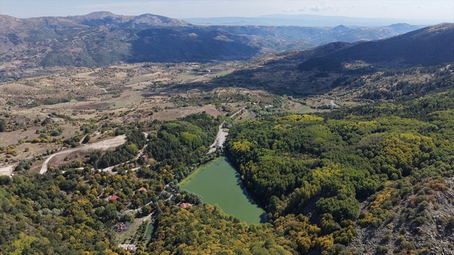 Ankara Çubuk'ta Karagöl Tabiat Parkı, sonbahar sıcaklarında doğaseverleri ağırlıyor