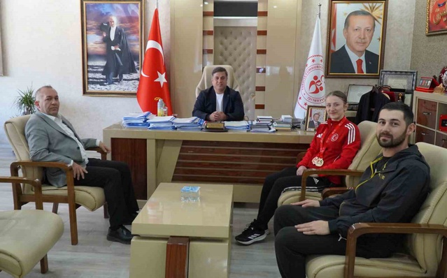 Manisalı karateci Nurbade Büber, Avrupa şampiyonu olup İl Müdürü Öztürk'ten ödül aldı