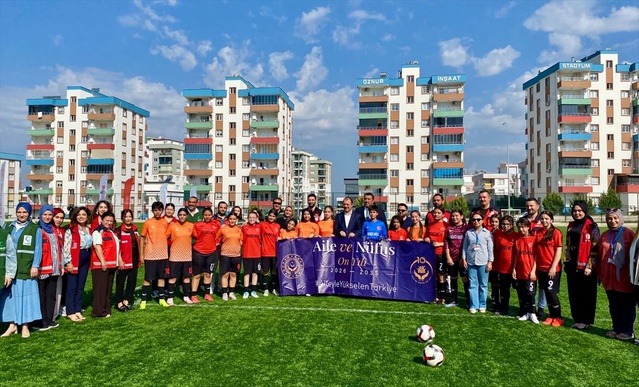 Kadirli'de kız öğrenciler arası futbol maçının başlama vuruşunu Kaymakam yaptı