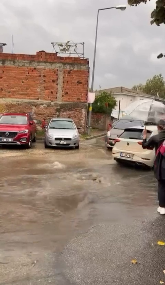Bursa'da sağanak sonrası yollar göle döndü, pazar yerleri sular altında kaldı
