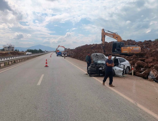 Gaziantep İslahiye'de otomobil bariyere çarptı, yaralanan sürücü hastaneye kaldırıldı